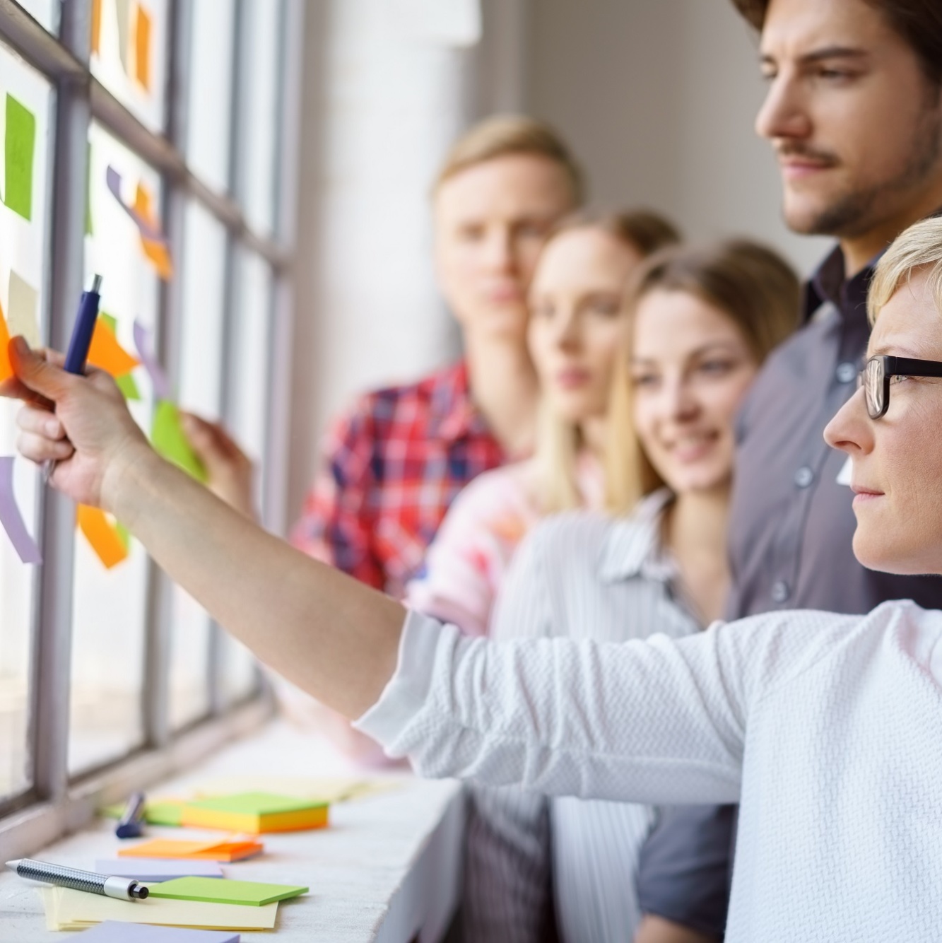 Menschen diskutieren über ein Thema (Foto: stockfour/shutterstock)