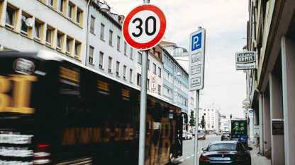 Ein Bus fährt durch die Eisenbahnstraße in Saarbrücken.