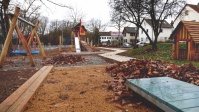 Zu sehen ist der neue Kinderspielplatz in der Moselstraße,man sieht die neue Schaukel und den Kletterturm