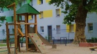 Zu sehen ist der neue Spielturm auf dem Pfarrer-Bleek-Platz