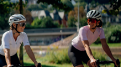 Titelbild der Broschüre "Velo Visavis", zwei Frauen auf Fahrrädern