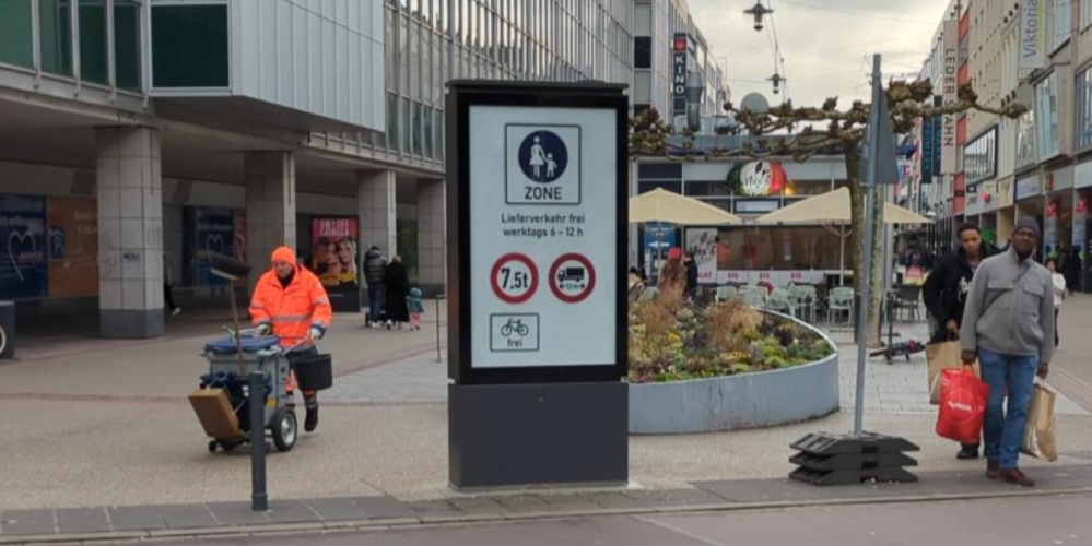 Fußgängerzone mit  Passanten und Passantinnen in der Innenstad Saarbrücken