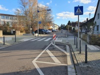 Der neugestaltete Fußgängerüberweg Am Geisenberg, bei dem nun die Fahrbahn verengt ist.