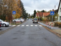 Der alte Fußgängerüberweg Am Geisenberg in Form eines Zebrastreifens, der über die komplette Breite der Straße verläuft. 
