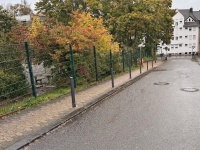Mehrere Poller am Gehwegrand, die diesen gegen Falschparker absichern.
