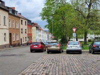 Mehrere parkende Autos an einer Kreuzung, die die Sicht für Fußgänger versperren.