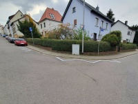 Eine Zick-Zack-Markierung verdeutlicht das Parkverbot an der Abbiegung und hält den Bereich frei für bessere Sichtverhältnisse.