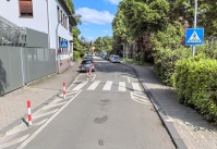 Markierungen und Pfosten halten den Bereich um den Zebrastreifen frei, sodass es bessere Sichtverhältnisse gibt.