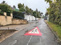 Eine Straßenmarkierung, die auf Kinder hinweist.