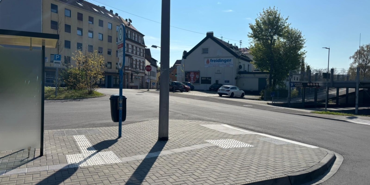 Taktiles Leitsystem auf einem Bussteig sowie eine differenzierte Bordhöhe, die beim Queren der Straße hilft.